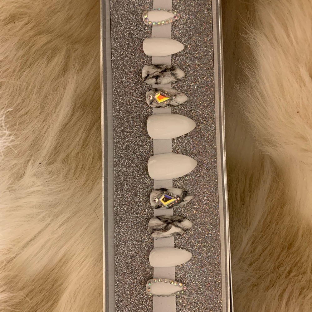 Press on nails